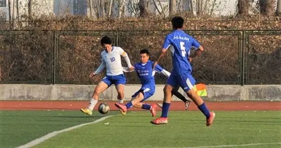 一群人在踢足球 AI 生成的内容可能不正确。