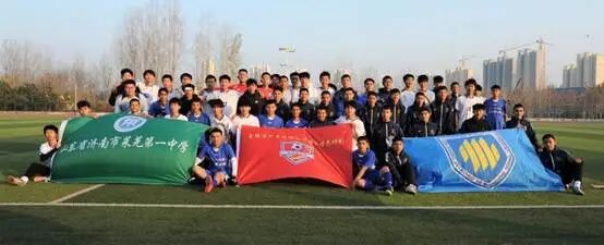 一群人在草地上 AI 生成的内容可能不正确。